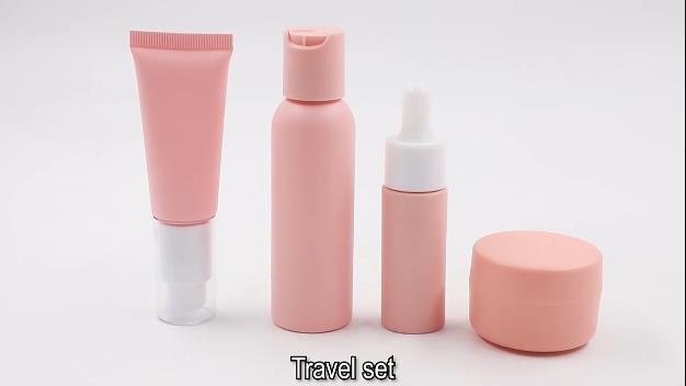 Set botol plastik oranye untuk kemasan kosmetik plastik.